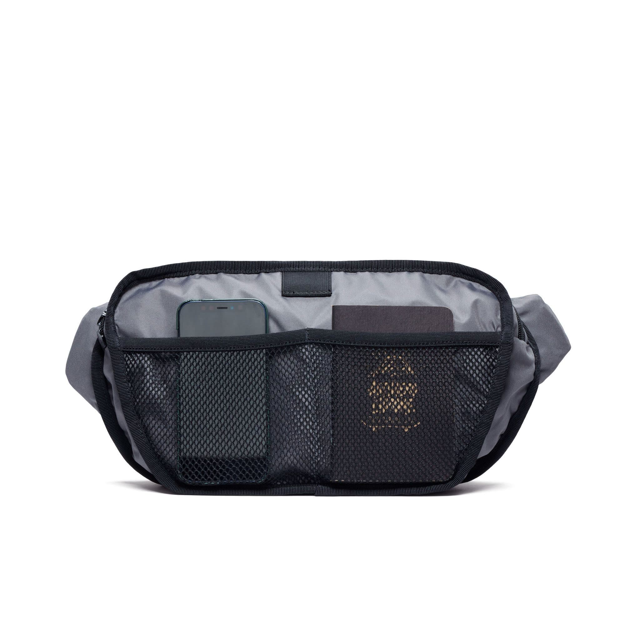 The two mesh pockets inside the Sabin 6L sling