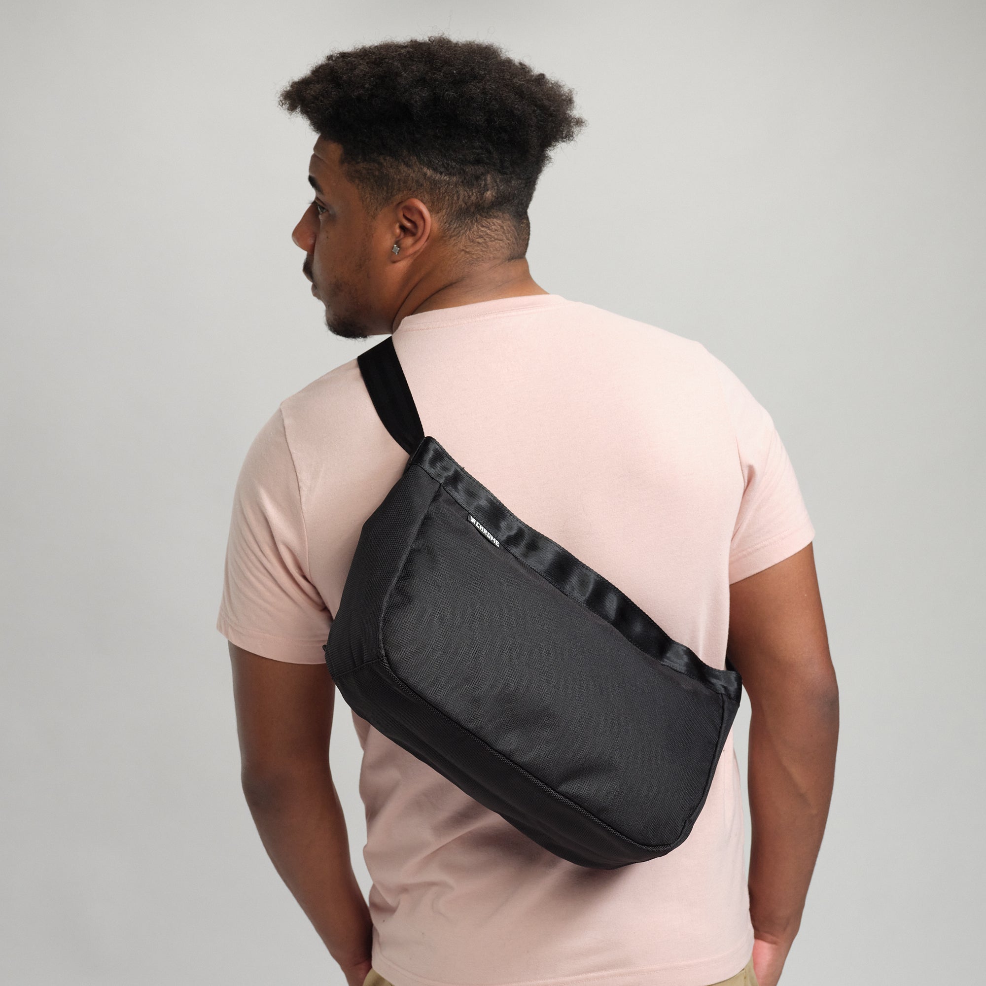 Ruckas Messenger in black worn by a man back view