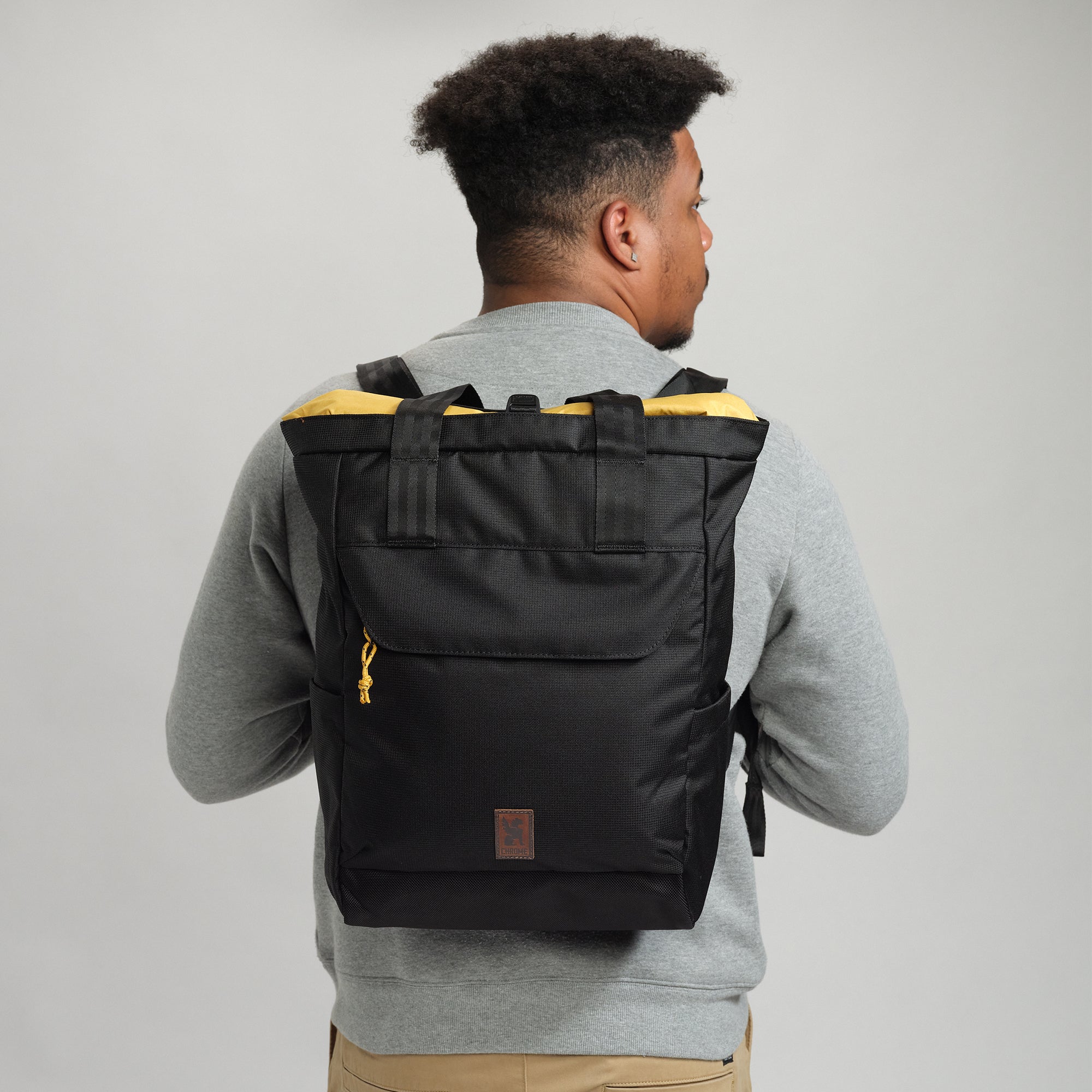 Ruckas Tote in black on a man worn as a backpack