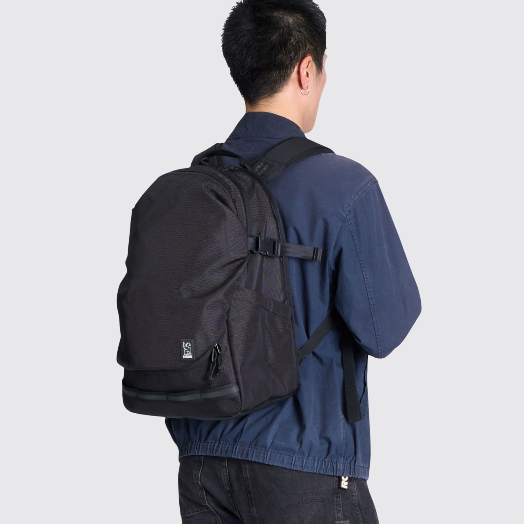 Person wearing the Extlek backpack in black