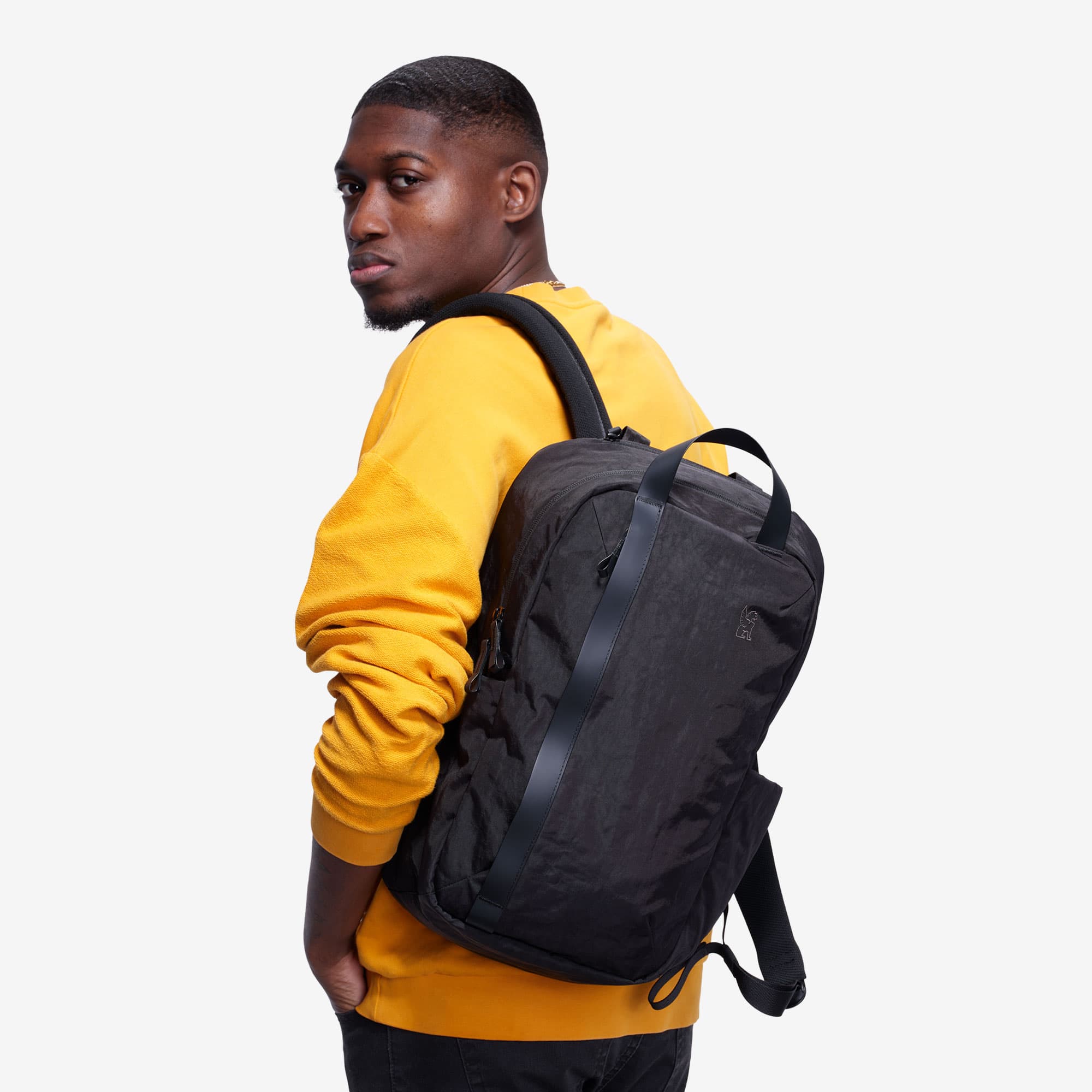 Man wearing the Highline backpack with one strap