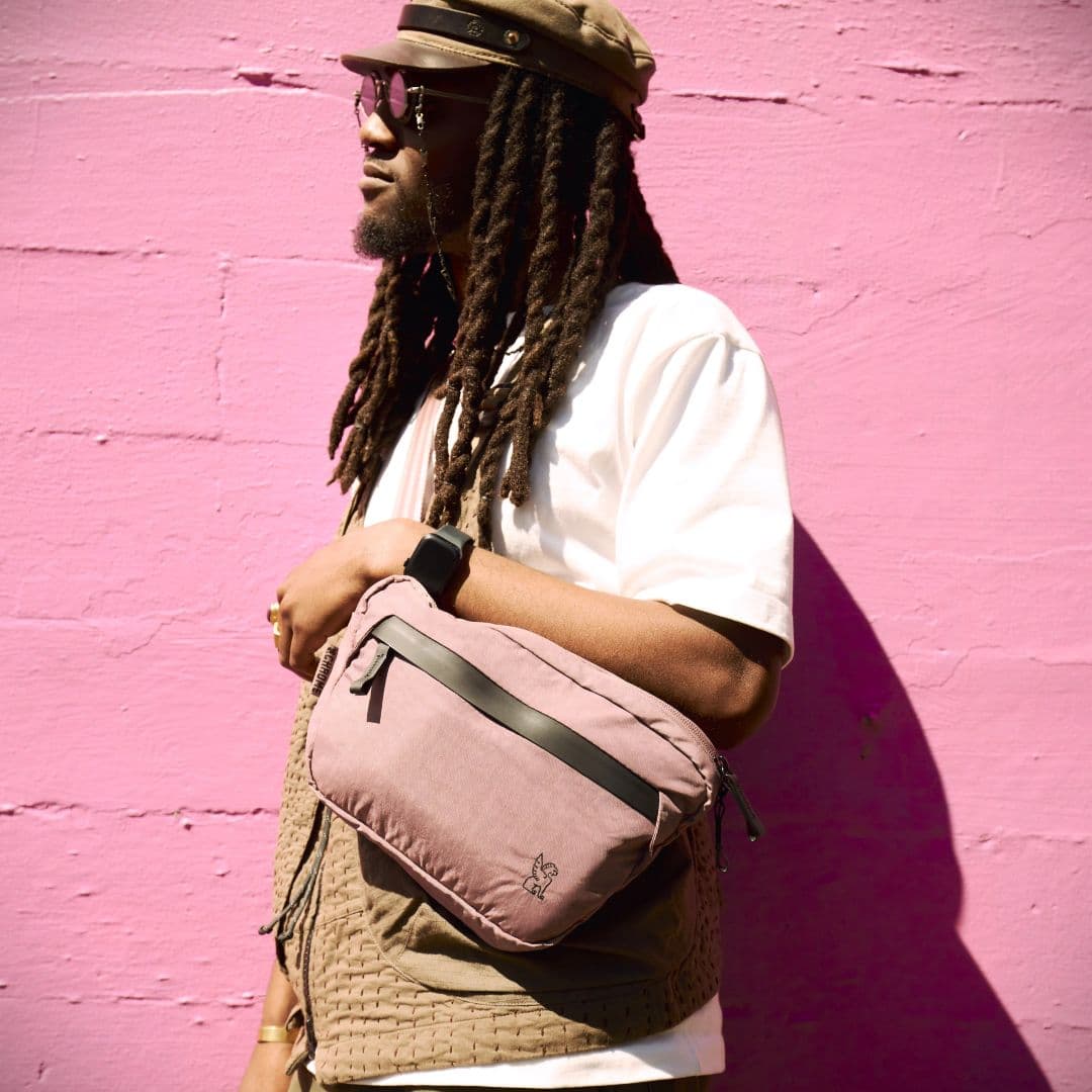 Man wearing the Sabin 6L Sling in Mauve