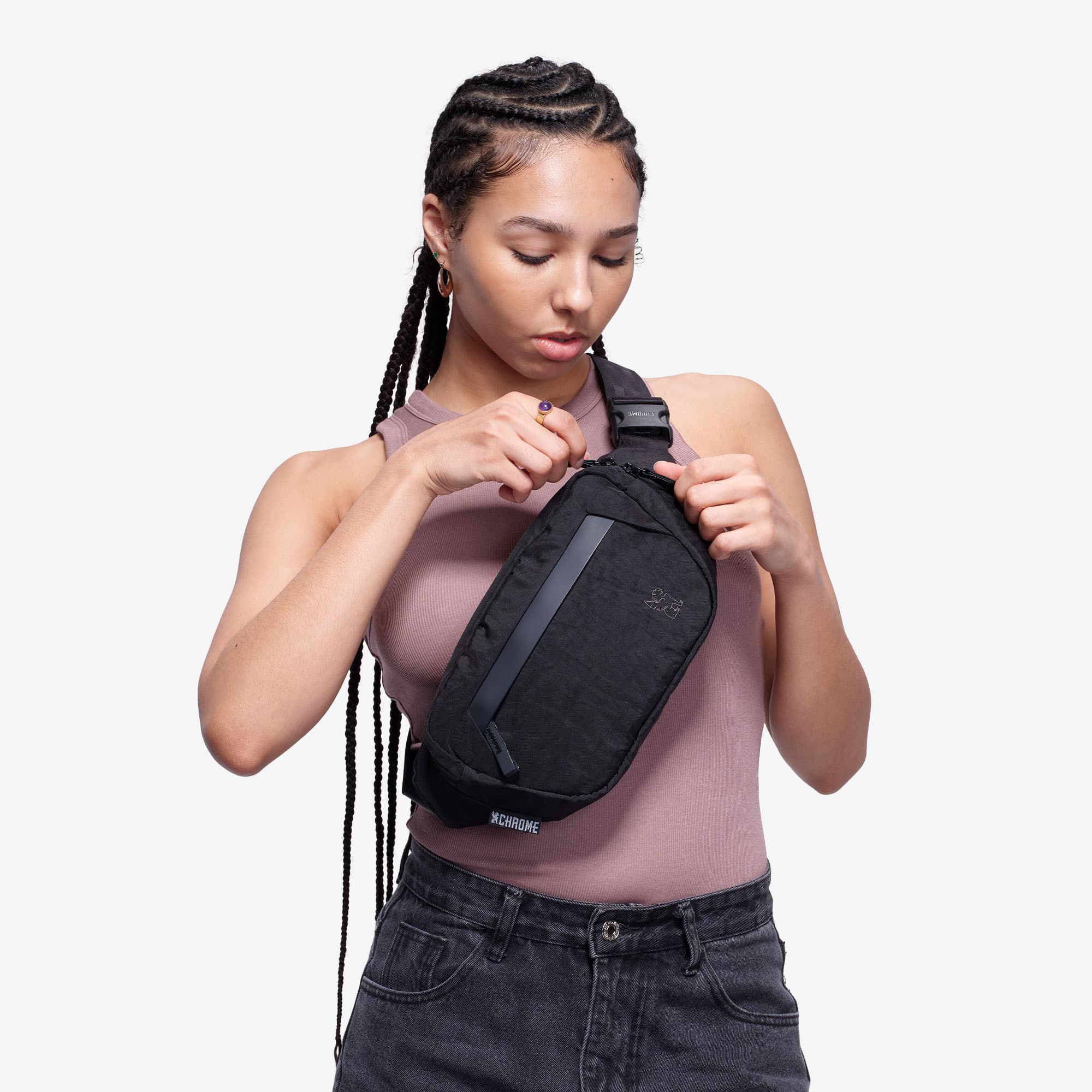 Woman getting into the Sabin 3L Sling