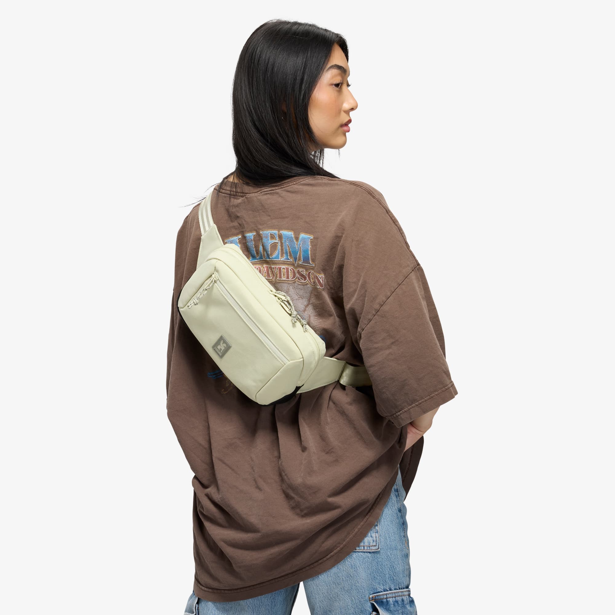 Ziptop Waistpack in sandstone on a woman #color_sandstone