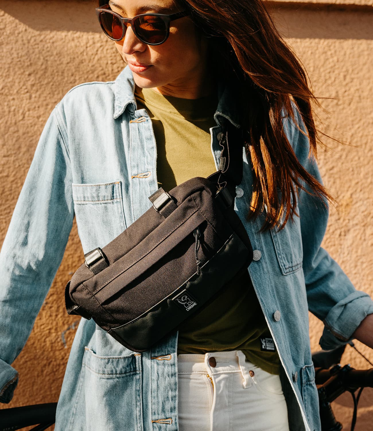 Doubletrack frame bag on a woman mobile size