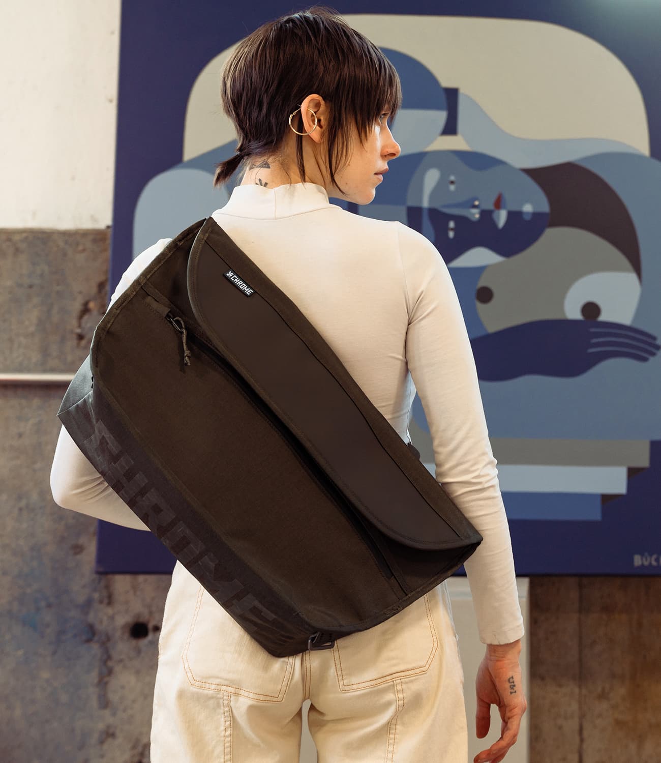 Simple Messenger Medium being worn by a person mobile size image