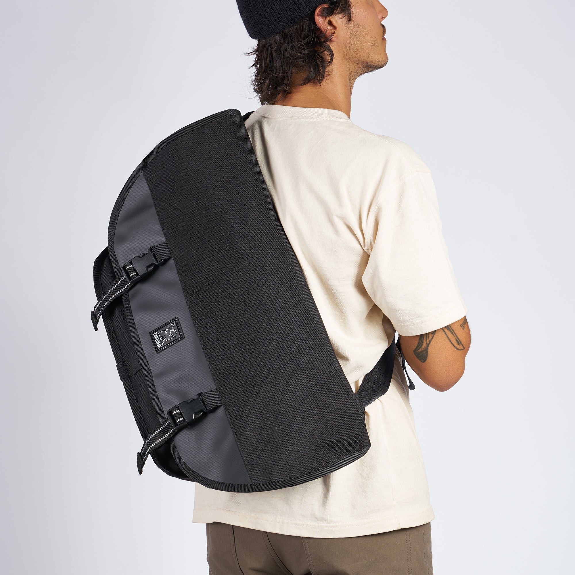 24L Citizen Messenger in black, back view on a man