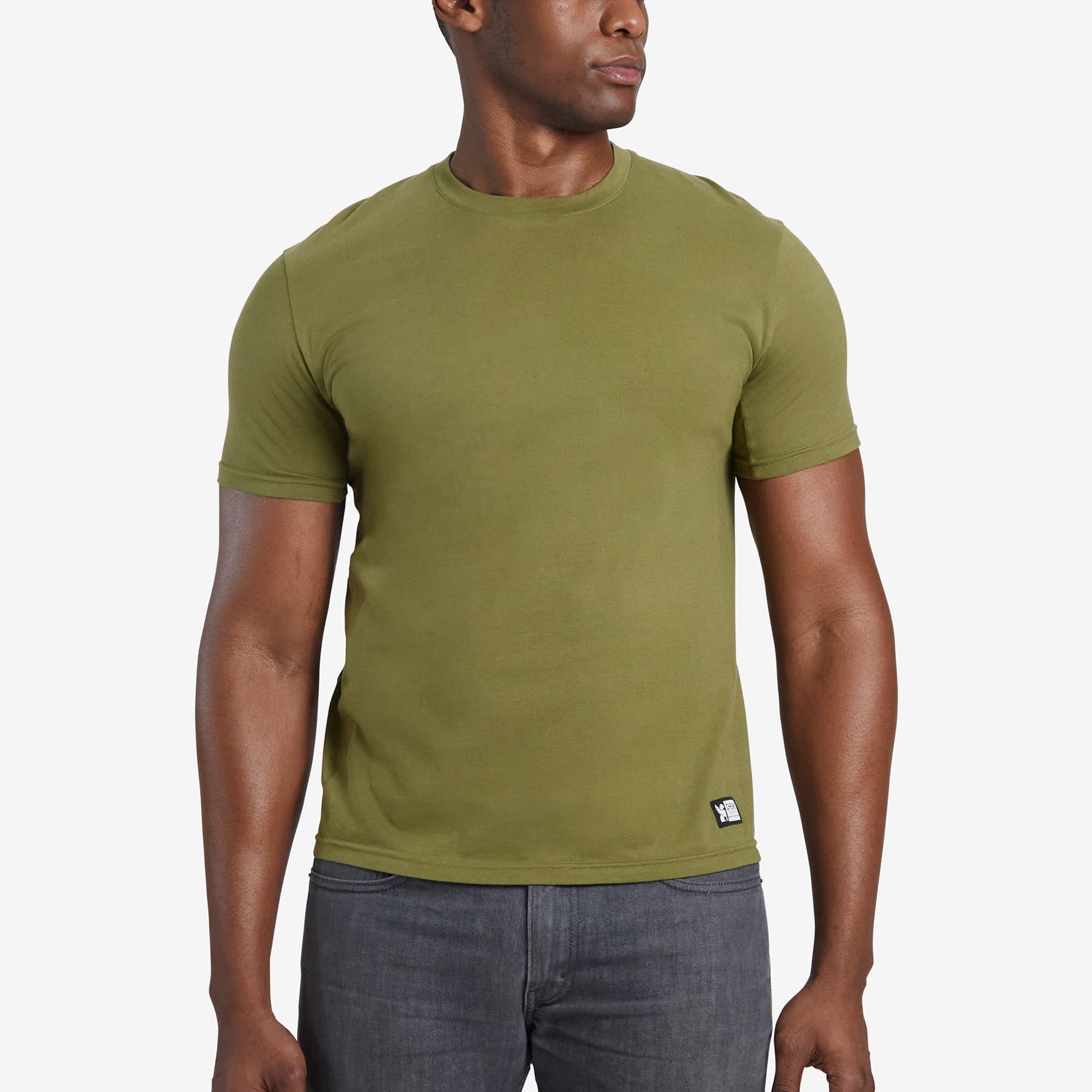 Men's Chrome basics T-shirt short sleeve in green worn by a man #color_olive branch