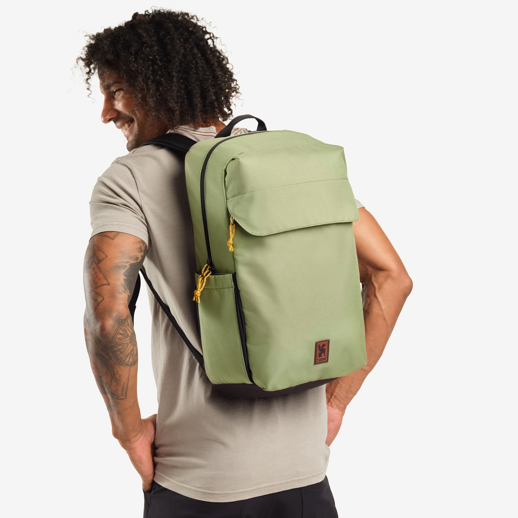 Ruckas 23L Backpack in green worn by a man #color_oil green
