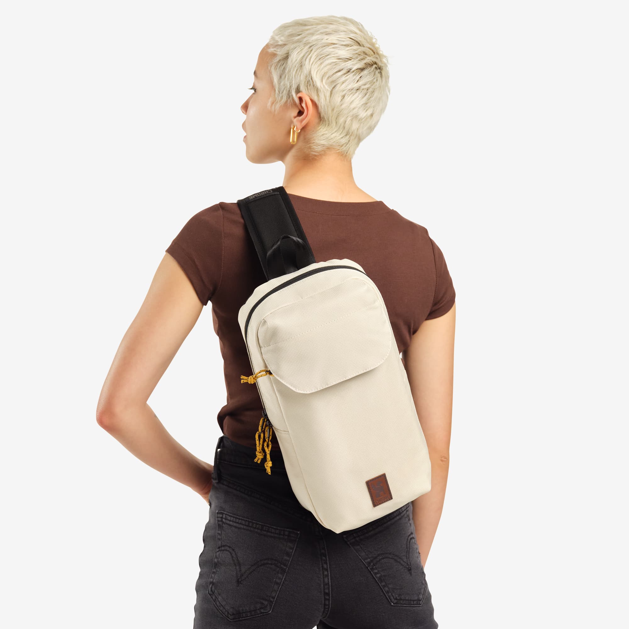 Ruckas Sling in natural worn by a woman #color_natural