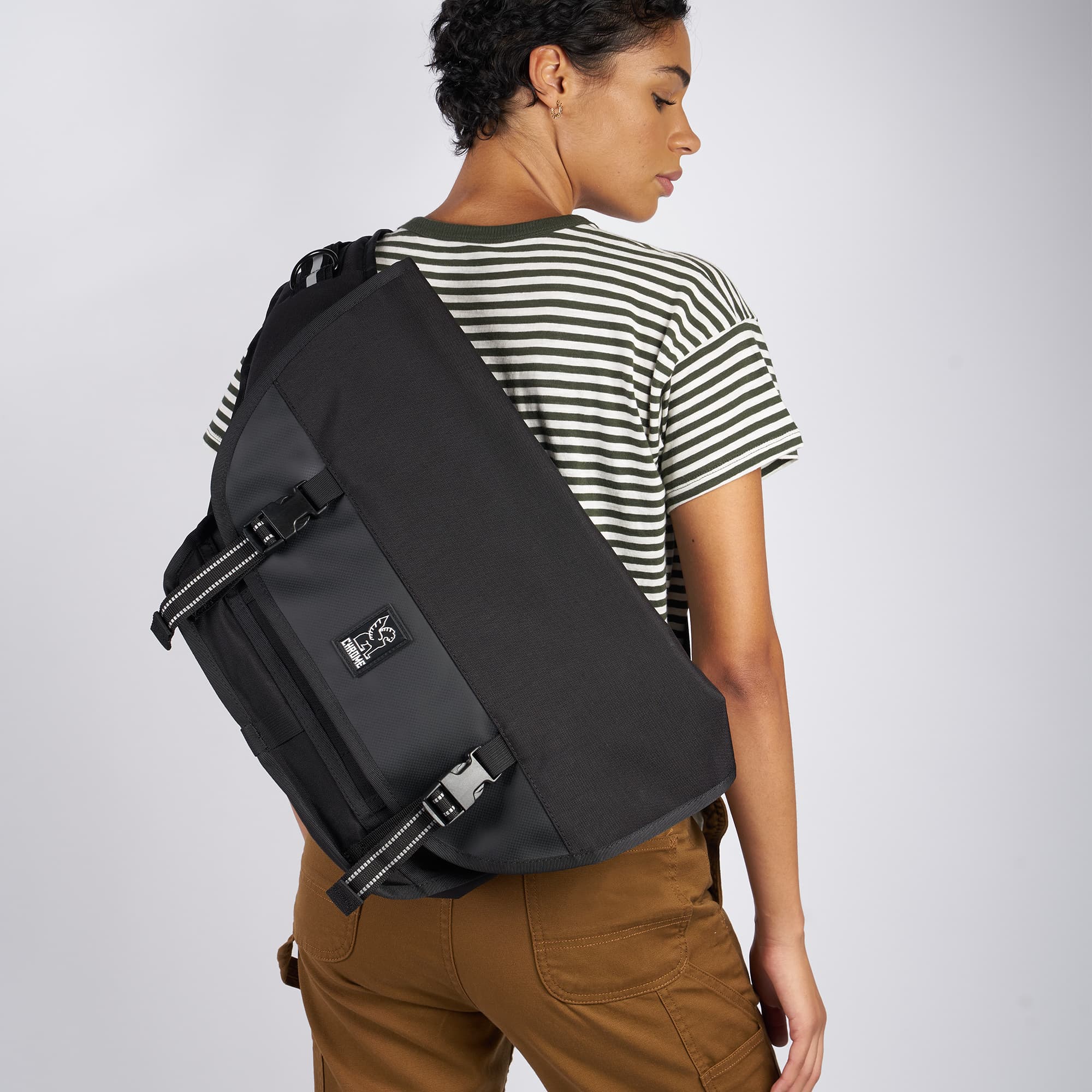Chrome Industries Buran III Messenger Bag - 17 Laptop Sling Bag, Seat  Belt Buckle, Water Resistant, 24 Liter