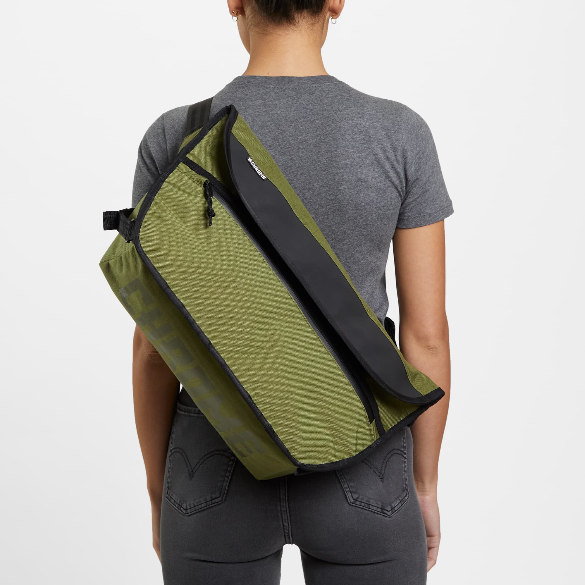 Simple Messenger 15L in green worn by a woman